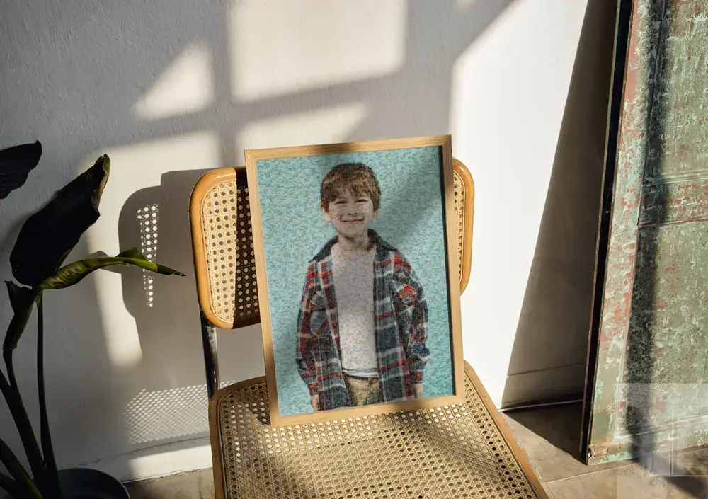 Fotomosaik eines Jungen im Holzrahmen auf einem Geflechtstuhl im Sonnenlicht, eine Geschenkidee für Eltern