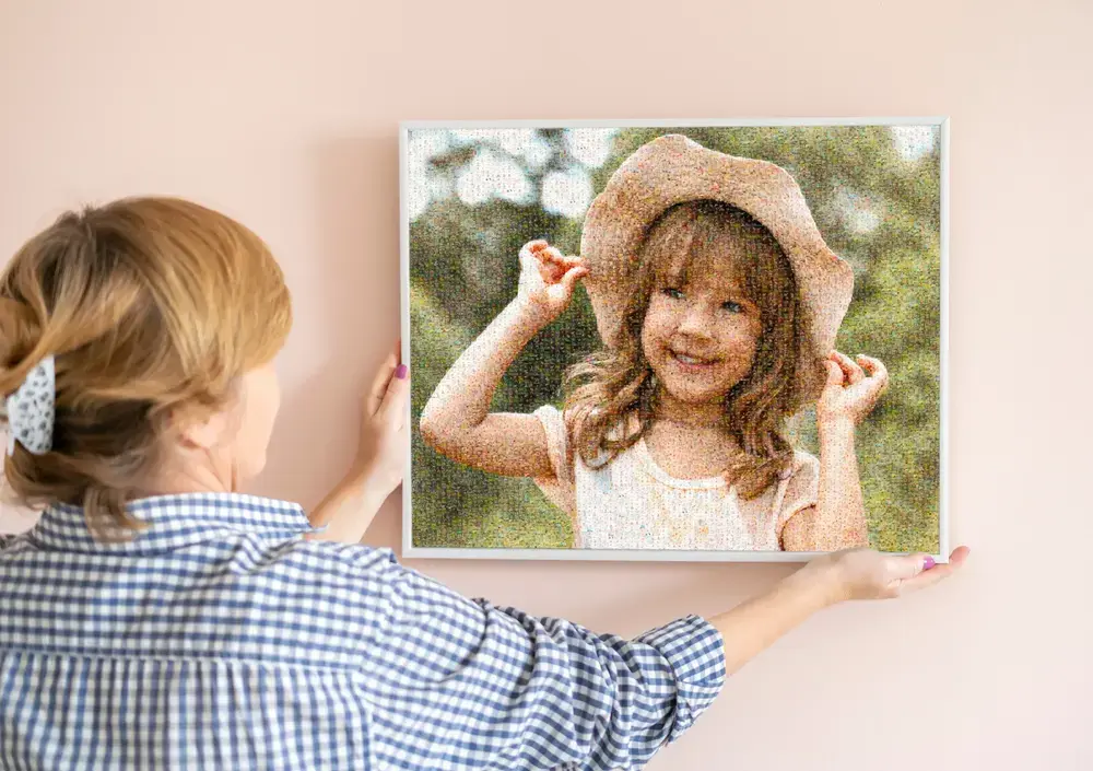 Weiß gerahmtes Fotomosaik eines Mädchens mit Hut an einer rosa Wand, ein individuelles Geschenk für die Familie