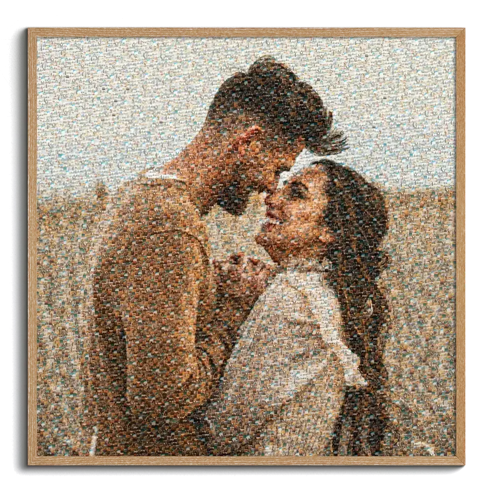 Mosaïque photo d’un couple avec un baiser sur le front, composée de petites photos et encadrée en bois naturel