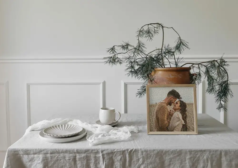 Mosaïque photo de couple encadrée sur une table dressée, avec un baiser sur le front, une idée cadeau romantique