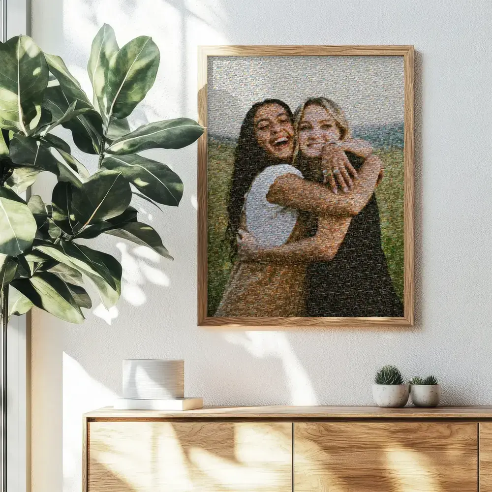Mosaïque photo de couple encadrée en bois au-dessus d’un buffet près d’une plante, un cadeau de Saint-Valentin