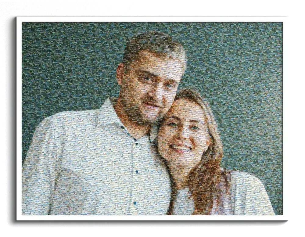 Mosaïque photo carrée d’un couple, composée de petites photos, dans un cadre blanc sur fond sombre