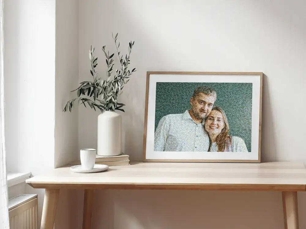 Mosaïque photo de couple dans un cadre en bois avec passe-partout blanc sur un bureau, un cadeau pour sa moitié